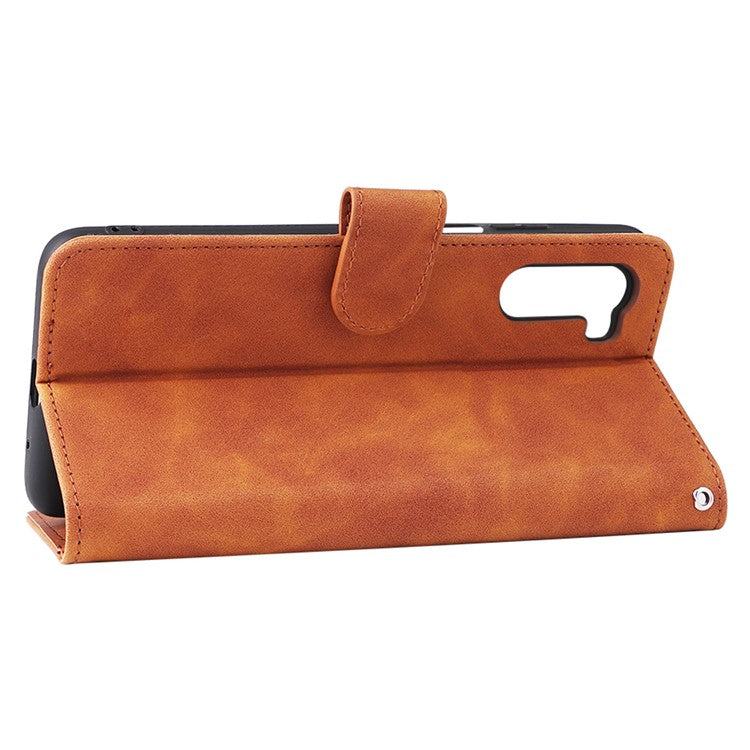 Anti-scratch Splash-repellent Skin-touch Feeling PU Leather + TPU Phone Cover Stand Wallet Shell Mobile Phone Case for Motorola Moto G200 5G - Brown